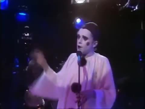 The Show Must Go On (anglais-français) Le Show Doit Continuer